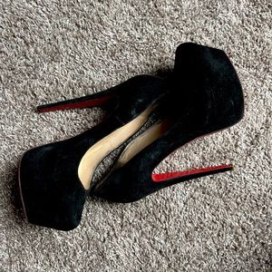 AUTHENTIC Christian Louboutin Daffodile pumps 👠